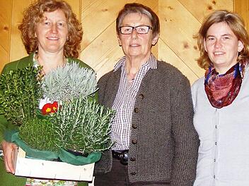 Mit einem Blumenpräsent wurde (von links) Schriftführerin Claudia Heil von der Vorsitzenden des Oberleichtersbacher Gartenbauvereins, Christa Hornung, verabschiedet. Monika Romeis ist nun die neue Schriftführerin.  Foto: Wolfgang Saam