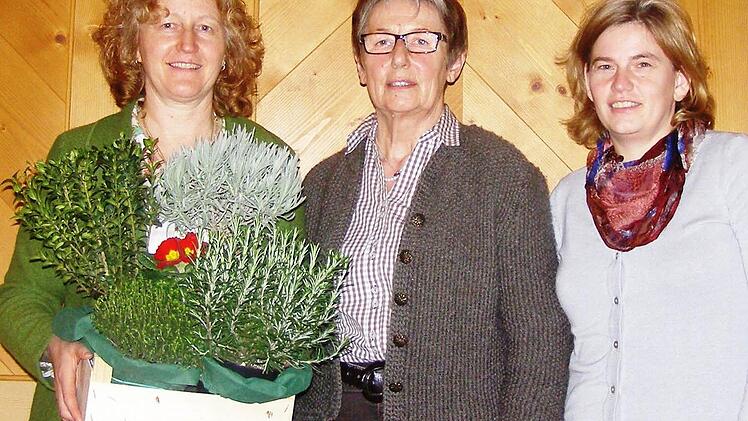 Mit einem Blumenpräsent wurde (von links) Schriftführerin Claudia Heil von der Vorsitzenden des Oberleichtersbacher Gartenbauvereins, Christa Hornung, verabschiedet. Monika Romeis ist nun die neue Schriftführerin.  Foto: Wolfgang Saam