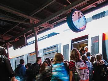 Zumindest am Freitag hat sich die Situation am Kronacher Bahnhof offenbar wirklich entspannt. Unser Reporter konnte sich gestern selbst vergewissern, dass sich die hier noch zu sehende Schülertraube in Sekundenschnelle aufgelöst hat und die Kinder sicher im Zug waren. Foto: Hendrik Steffens