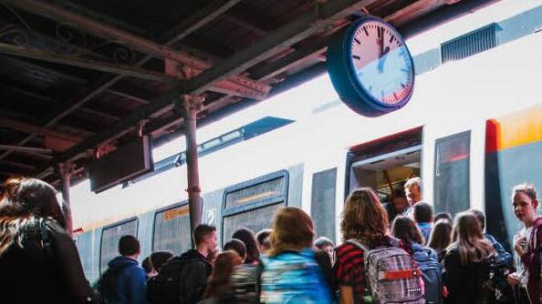 Zumindest am Freitag hat sich die Situation am Kronacher Bahnhof offenbar wirklich entspannt. Unser Reporter konnte sich gestern selbst vergewissern, dass sich die hier noch zu sehende Schülertraube in Sekundenschnelle aufgelöst hat und die Kinder sicher im Zug waren. Foto: Hendrik Steffens