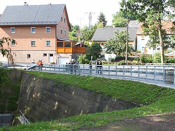 Die Brücke zwischen Dörfles und Buchau ist wieder frei befahrbar. Im Laufe der Zeit sollen die Wände begrünt werden. Foto: Jürgen Gärtner