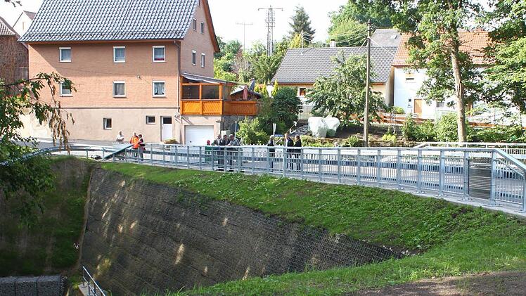 Die Brücke zwischen Dörfles und Buchau ist wieder frei befahrbar. Im Laufe der Zeit sollen die Wände begrünt werden. Foto: Jürgen Gärtner