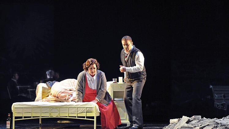 Szene aus der Wiederaufnahme von "La Bohème" in Coburg. Foto: Andrea Kremper