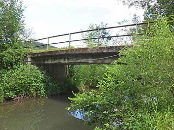 Die Itzbrücke bei Waltersdorf soll durch einen Aluminiumsteg für Radler und Fußgänger ersetzt werden. Foto: Rainer Lutz