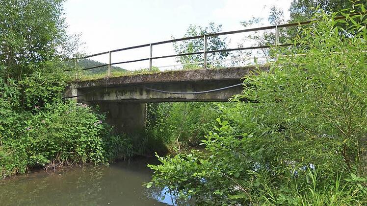 Die Itzbrücke bei Waltersdorf soll durch einen Aluminiumsteg für Radler und Fußgänger ersetzt werden. Foto: Rainer Lutz