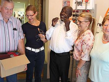 Benno und Bertha Zeitler (links und rechts außen) knüpften die Kontakte zu Christina Seebach-Künzel (Zweite von links) und Monika Eichhorn (Zweite von rechts), damit sie für Pfarrer Thomas gebrauchte Brillen sammeln. Foto: Ralf Kestel