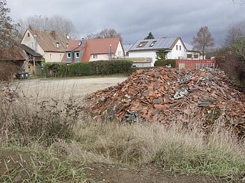 Anfang des kommenden Jahres soll der Dachziegel-Berg hinter dem Mühlhof in Reuth beseitigt werden. Diese Zusage habe der Grundstücksbesitzer gemacht, erklärt Bauamtschef Rene Franz.  Foto: Josef Hofbauer