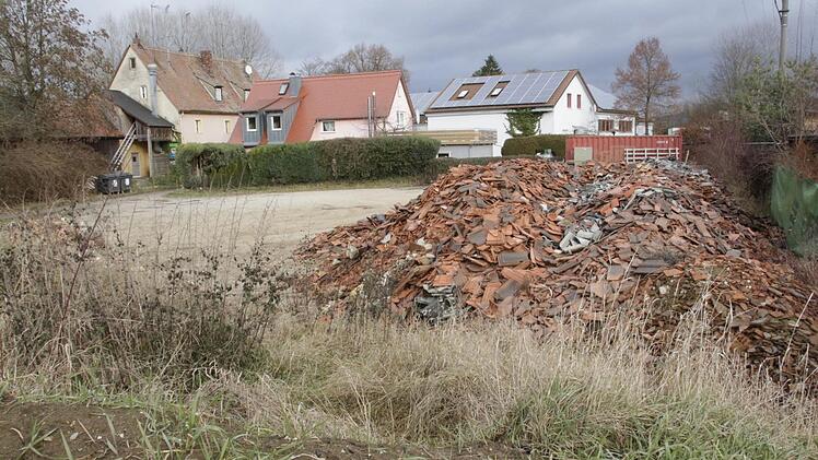 Anfang des kommenden Jahres soll der Dachziegel-Berg hinter dem Mühlhof in Reuth beseitigt werden. Diese Zusage habe der Grundstücksbesitzer gemacht, erklärt Bauamtschef Rene Franz.  Foto: Josef Hofbauer
