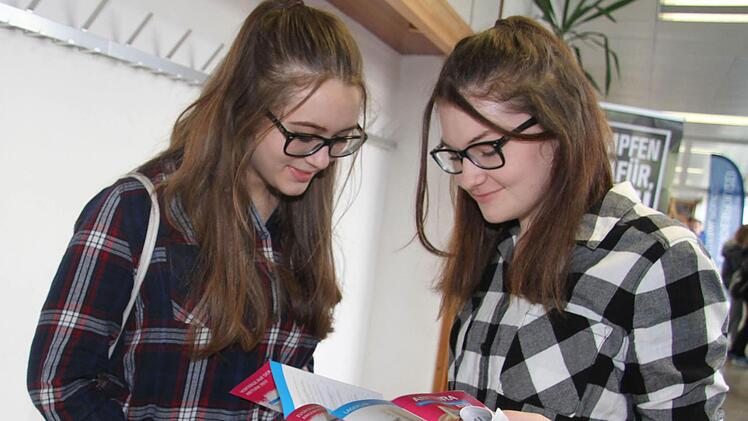 Anna-Lena Müller (15) und Marlene Hubmann (15) nutzten die Abitura, um sich ausgiebig umzusehen. Die beiden Neuntklässlerinnen haben schon berufliche Vorstellungen. Foto: Sonny Adam