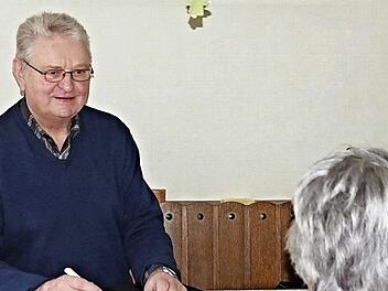 Dankbar zeigte sich die 71-jährige Seniorin, die von Gaunern um ihren Schmuck gebracht wurde, über die Unterstützung des Weißen Rings. Helmut Will, Außenstellenleiter im Kreis Haßberge, half.  Foto: Weißer Ring