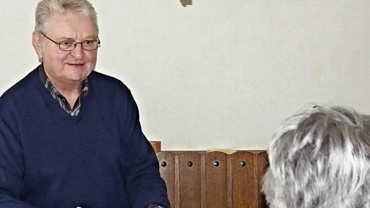 Dankbar zeigte sich die 71-jährige Seniorin, die von Gaunern um ihren Schmuck gebracht wurde, über die Unterstützung des Weißen Rings. Helmut Will, Außenstellenleiter im Kreis Haßberge, half.  Foto: Weißer Ring