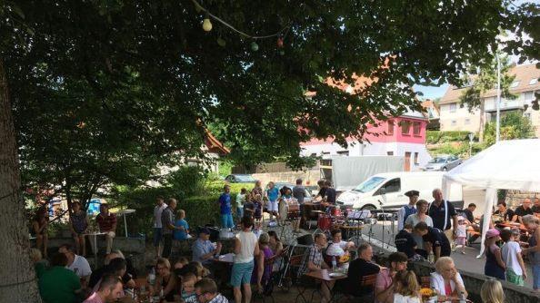 Unter der Linde war immer etwas los. Hier im Schatten fühlten sich Einheimische wie fremde Gäste wohl. Foto: Ralf Gundelach