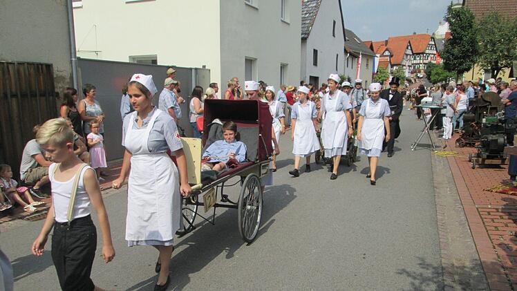 Die Sanitätsbereitschaft alter Tage im historischen Outfit. Foto: Winfried Ehling