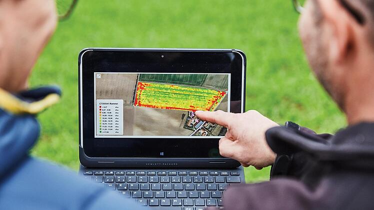 Infolge der Auswertung mehrjähriger Satellitendaten ergibt sich unter anderem eine Karte, die zeigt, wo auf dem Feld welche Aussaatmenge pro Quadratmeter sinnvoll ist. Foto: BayWa
