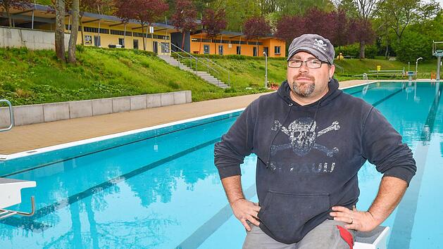 Sebastian Zeise macht mit seinen Kollegen das Gaustadter Freibad f&uuml;r die nahende Schwimmbadsaison fit. Foto: Ronald Rinklef