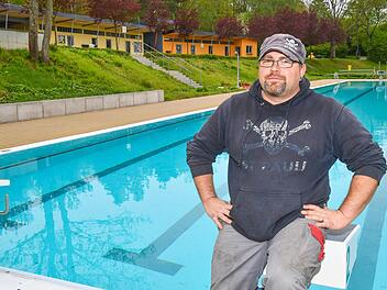 Sebastian Zeise macht mit seinen Kollegen das Gaustadter Freibad für die nahende Schwimmbadsaison fit. Foto: Ronald Rinklef