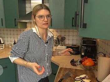 Wartet auf einen Heiratsantrag: Joan (33) erhöht den Druck auf ihren Freund.