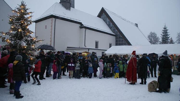 Der Besuch des Nikolaus zog viele Besucher in den Oberauracher Gemeindeteil Kirchaich.