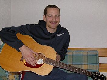 Michael Lane auf seiner heimischen Couch in Neuhaus