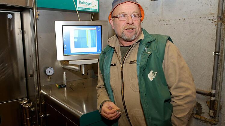 Klaus Wanner vor dem Monitor seines Melkroboters