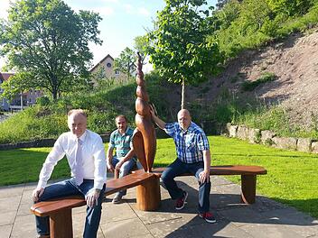 Die neue Genossenschafts-Bank im Baugebiet "Roth" in Burghausen: Helmut Blank, Erbauer und Gestalter Robert Reuscher und Ortssprecher Klaus Görlinger haben kräftig mitgeholfen. Foto: Arnold Nöth