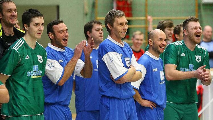 Ein Trainer betreut zwei Teams. Normalerweise geht so was nicht - beim Rundschau-Cup aber schon. Da der TSV Melkendorf und der SV Burghaig, die draußen eine Spielgemeinschaft bilden, in der Halle getrennt antreten, hat Mario Mühmel (Fünfter von links) jede Menge zu tun.