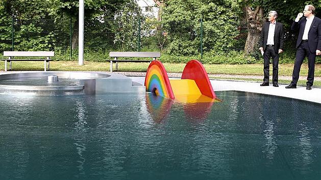 B&auml;derchef J&uuml;rgen Bauer zeigte B&uuml;rgermeister German Hacker die Neuerungen im Freibad, unter anderem die Sitzgelegenheiten im Eltern-Kind-Bereich.Fotos: Richard S&auml;nger