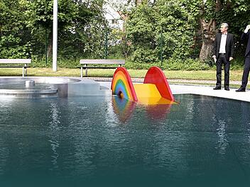 B&auml;derchef J&uuml;rgen Bauer zeigte B&uuml;rgermeister German Hacker die Neuerungen im Freibad, unter anderem die Sitzgelegenheiten im Eltern-Kind-Bereich.Fotos: Richard S&auml;nger