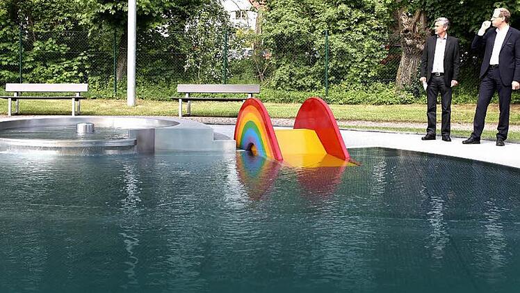 B&auml;derchef J&uuml;rgen Bauer zeigte B&uuml;rgermeister German Hacker die Neuerungen im Freibad, unter anderem die Sitzgelegenheiten im Eltern-Kind-Bereich.Fotos: Richard S&auml;nger