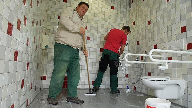 Mitarbeiter reinigen die Sanitäranlagen im Freibad.