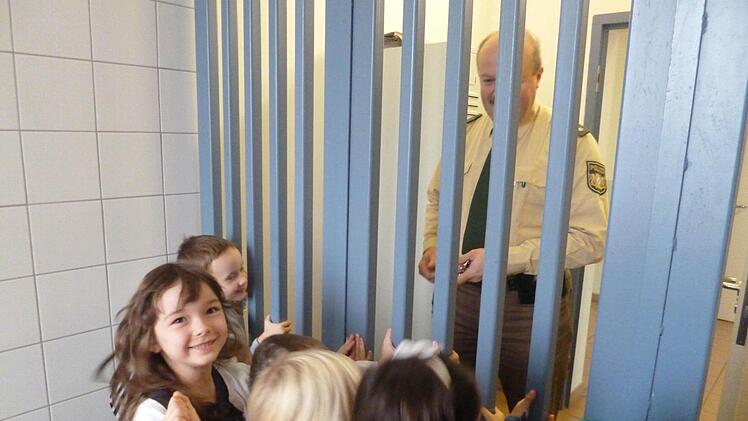 ... die Gefängniszelle.