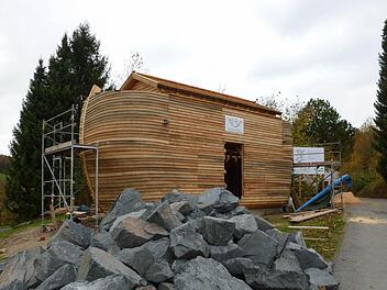 Im Herbst 2013 wurde neben dem Jugendhaus Neukirchen die von den Jugendlichen selbst gebaute "Arche" eingeweiht. Foto: Archiv