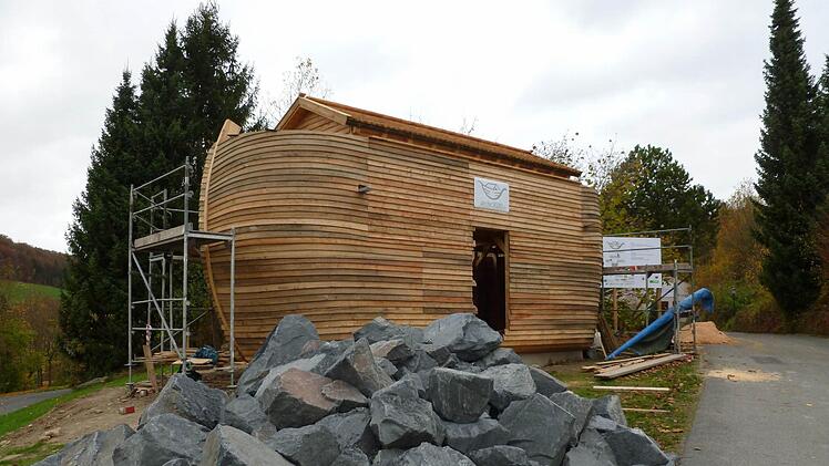 Im Herbst 2013 wurde neben dem Jugendhaus Neukirchen die von den Jugendlichen selbst gebaute "Arche" eingeweiht. Foto: Archiv