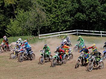 Viel Staub und Motorenlärm: Start der Hobbyfahrer und Einsteiger Fotos: Günther Geiling