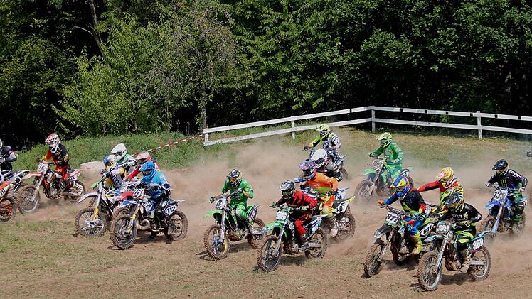 Viel Staub und Motorenlärm: Start der Hobbyfahrer und Einsteiger Fotos: Günther Geiling