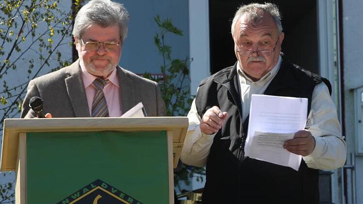 Der stellvertretende Vorsitzende des Frankenwaldvereins, Josef Daum, dankte dem Obmann des Pressecker Teilvereins, Willibald Gareiß (rechts), für die Ausrichtung des Treffens. Foto: Klaus Klaschka