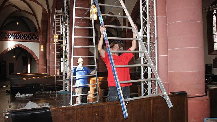 Mitarbeiter der Firma WSV Messebau haben am Freitagmorgen Traverse für die Scheinwerfer in der Kirche aufgebaut. Foto: Kerstin Väth