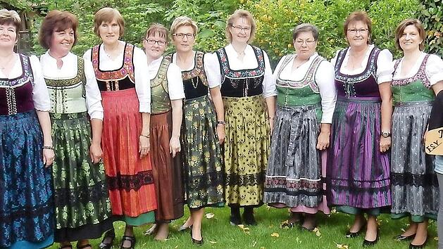 Die beteiligten Trachtenfrauen sowie als Maskottchen und Beraterin die "Grande Dame" Theresia Regenfuß aus Hetzles (im Bild ganz rechts), die sachkundige Kommentare zur erneuerten Tracht gab und sich sichtlich darüber freute, dass die fränkische Tracht bei den Damen so hoch im Kurs steht. Die Kursleiterin Marianne Bogner ist die Fünte von links.  Foto: Reinhard Löwisch