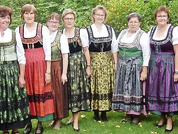 Die beteiligten Trachtenfrauen sowie als Maskottchen und Beraterin die "Grande Dame" Theresia Regenfuß aus Hetzles (im Bild ganz rechts), die sachkundige Kommentare zur erneuerten Tracht gab und sich sichtlich darüber freute, dass die fränkische Tracht bei den Damen so hoch im Kurs steht. Die Kursleiterin Marianne Bogner ist die Fünte von links.  Foto: Reinhard Löwisch