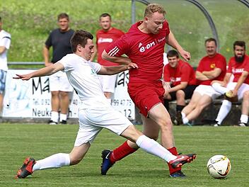 Der TSV Ebersdorf mit Nathaniel Krumm (rotes Trikot) hat zwei seiner drei Saisonspiele gewonnen und trifft am Samstag auf den Überraschungs-Tabellenführer SG Lauenstein. Foto: Heinrich Weiß