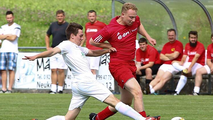 Der TSV Ebersdorf mit Nathaniel Krumm (rotes Trikot) hat zwei seiner drei Saisonspiele gewonnen und trifft am Samstag auf den Überraschungs-Tabellenführer SG Lauenstein. Foto: Heinrich Weiß