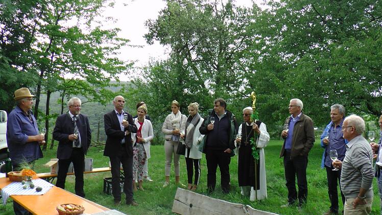 Auf dem Zeller Schloßberg, wo einst eine Burg stand, lud die Familie Mühlfelder zu einer Verkostung ihrer Weine ein. Foto: Christian Licha