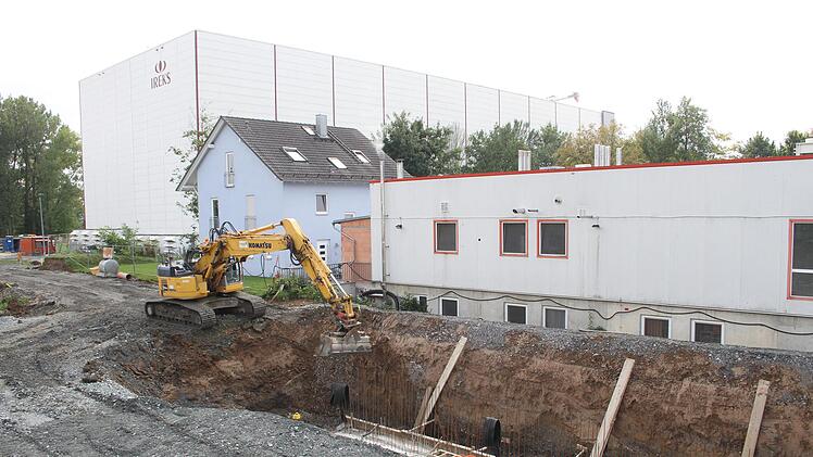 Zwischen der Firma  Raps und der Bahnlinie sind die Betonwände schon fertig. Foto: Sonny Adam