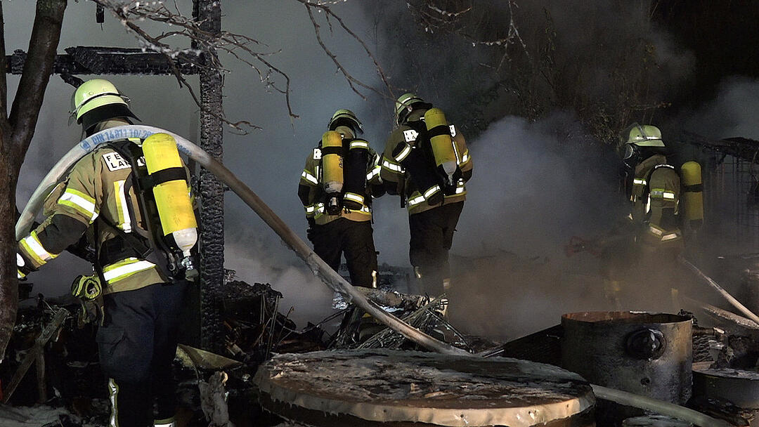 Tragödie in Mittelfranken: 56-Jähriger und seine zwei Hunde sterben bei Feuer in Gartenlaube