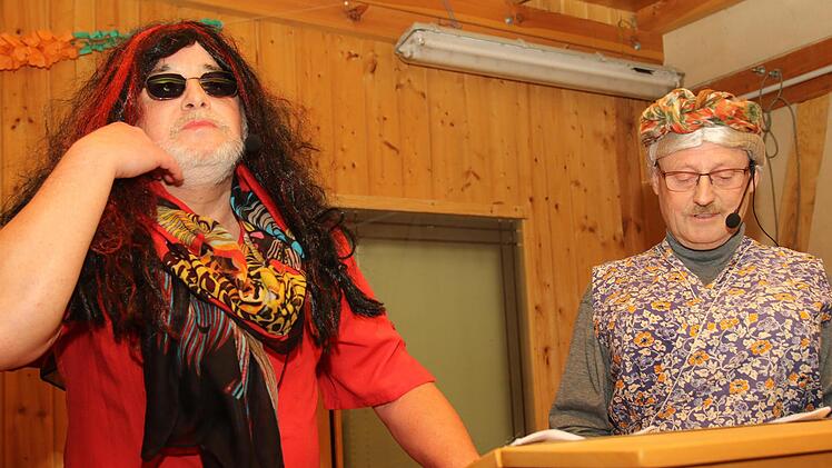 Mit großer Spannung erwartet  wurde die Rede von den Tratschtanten Erna (Gerold Dinkel, links) und Babett (Hans-Eduard-Dinkel, rechts). Dabei wurde das Ortsgeschehen aufs Korn genommen. Foto: Michael Stelzner