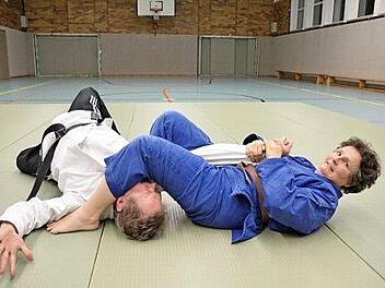 Abteilungsleiter Lutz Armann und Übungsleiterin Anke Schäfer zeigen, wie der Angriff auf eine Frau enden kann. Foto: Rainer Lutz