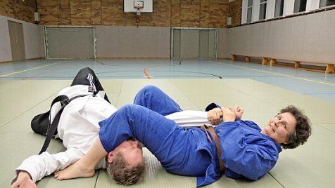 Abteilungsleiter Lutz Armann und Übungsleiterin Anke Schäfer zeigen, wie der Angriff auf eine Frau enden kann. Foto: Rainer Lutz