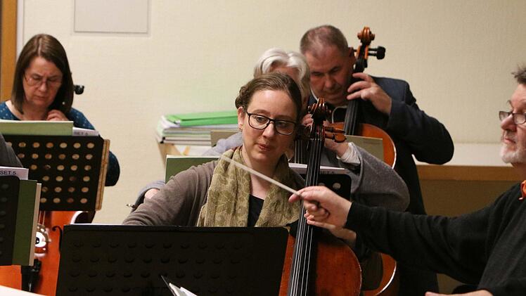 Unter der k&uuml;nstlerischen Leitung von Hans St&auml;hli probt das Orchester der Musikfreunde Neustadt f&uuml;r das Open-Air-Konzert "Classic & Picknick".Foto: Archiv/Jochen Berger