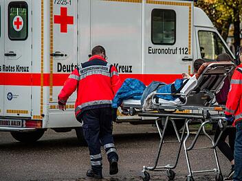Liegt ein Schlaganfall vor, muss sofort der Rettungsdienst alarmiert werden. Durch eine frühzeitige Behandlung können schlimme Folgen oft vermieden werden. Symbolfoto: Friebe/dpa
