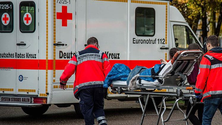 Liegt ein Schlaganfall vor, muss sofort der Rettungsdienst alarmiert werden. Durch eine frühzeitige Behandlung können schlimme Folgen oft vermieden werden. Symbolfoto: Friebe/dpa